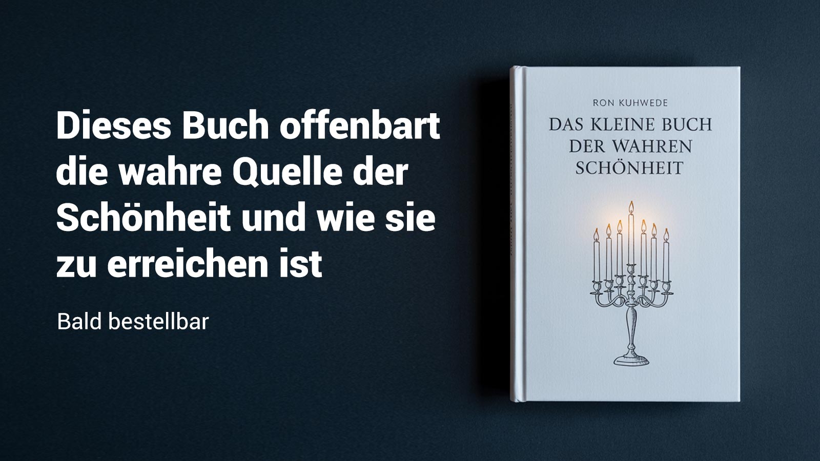Buchcover des Buchs "Das kleine Buch der wahren Schönheit" von Ron Kuhwede mit einer Illustration eines Kerzenhalters mit brennenden Kerzen auf blauem Hintergrund und dem Text "Dieses Buch offenbart die wahre Quelle der Schönheit und wie sie zu erreichen ist. Bald bestellbar"