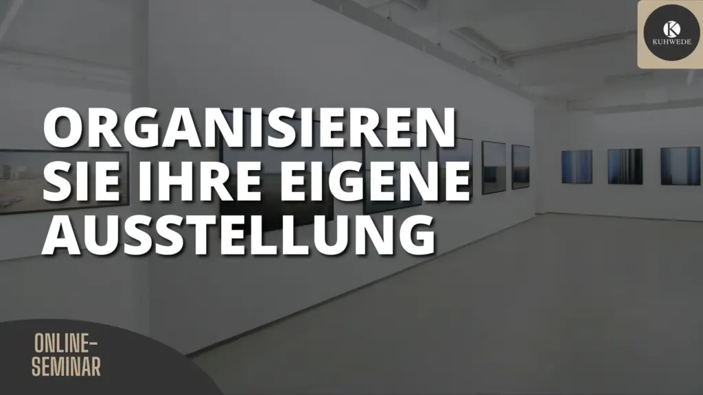 Weiß gestrichener Ausstellungsraum mit gerahmten Bildern an den Wänden und Text "Organisieren Sie Ihre eigene Ausstellung" sowie Verweis auf ein Online-Seminar.