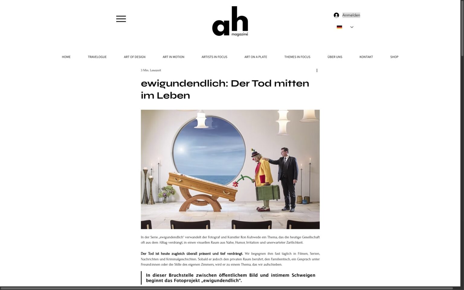 Ein Clown mit Koffer und Blume vor einem aufgestellten Sarg, begleitet von einem Mann im Anzug vor rundem Fenster mit Meeresblick.